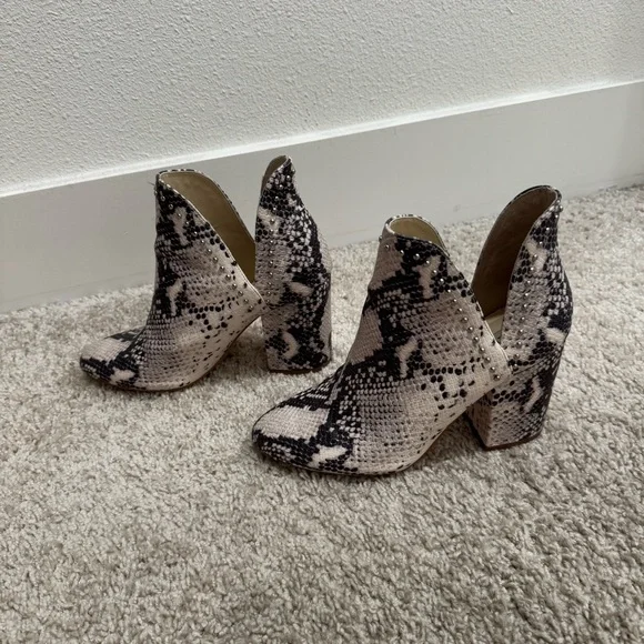 Steve Madden “Rockstar” black and white snake print heeled booties - Picture 2 of 7